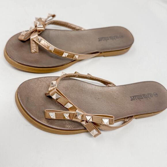 Olivia Miller Women's Tan Bow Gold Studded Flip Flop Slide Sandals Size 6 - Picture 4 of 9